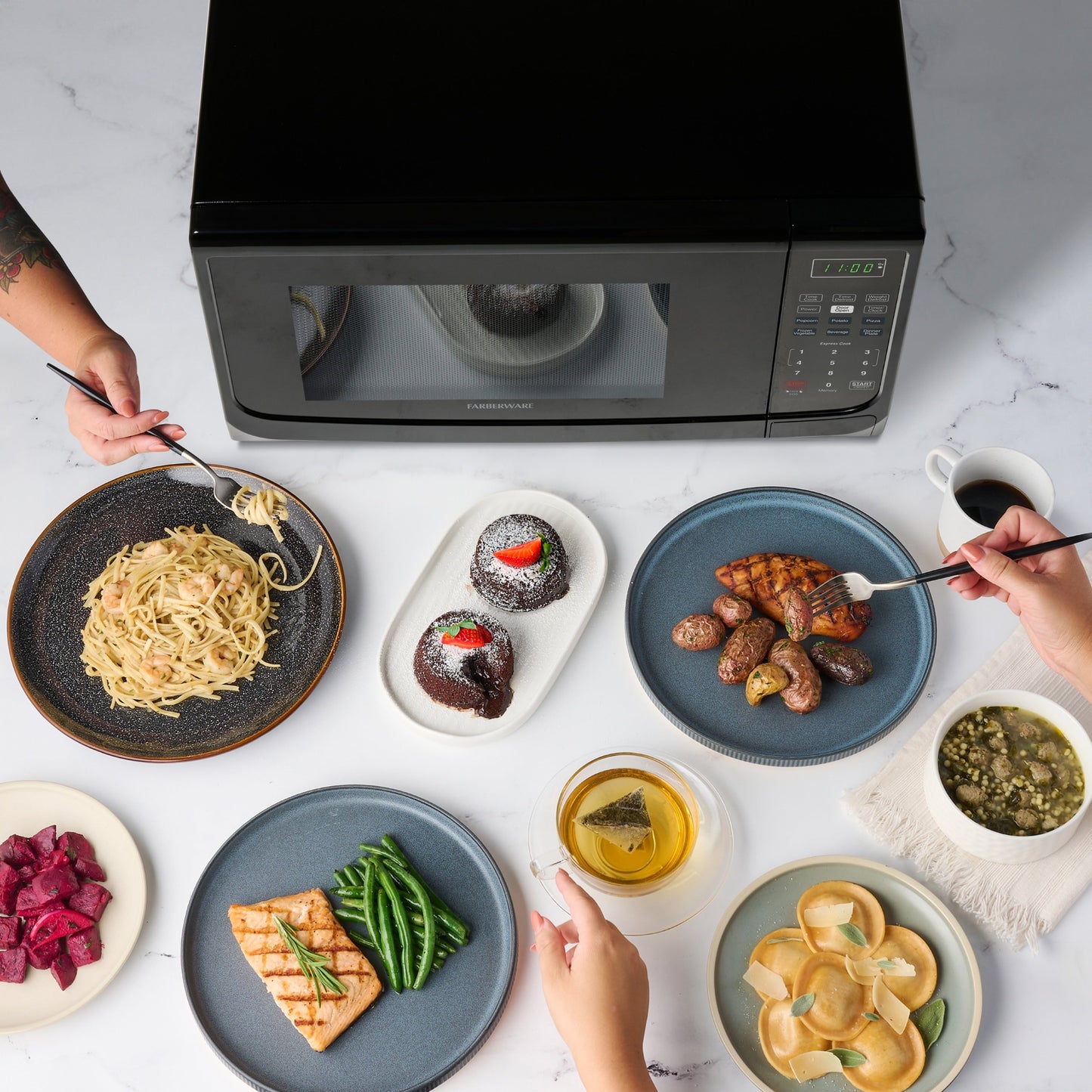 Four à micro-ondes de comptoir Farberware de 1 000 W et 1,1 pi³ avec éclairage LED et verrouillage enfant