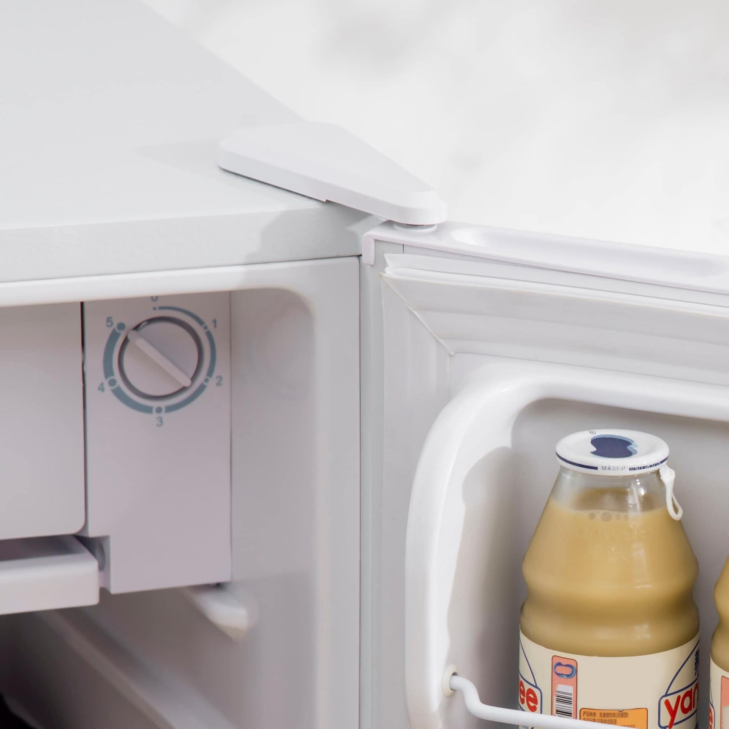 Mini-réfrigérateur compact HOMCOM de 3,2 pi³ avec congélateur, porte simple et thermostat réglable pour chambre à coucher