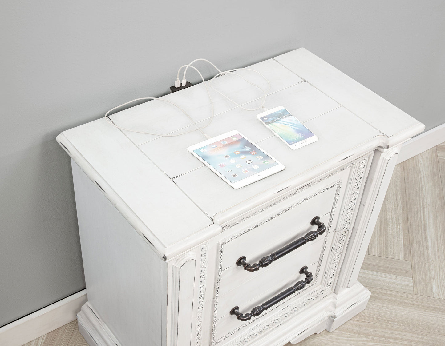 Table de chevet McKinney à 2 tiroirs avec double port USB, blanc vintage