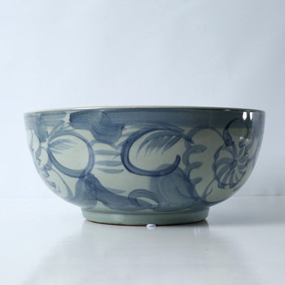 Environ 16 grands bols bleus et blancs avec motif floral