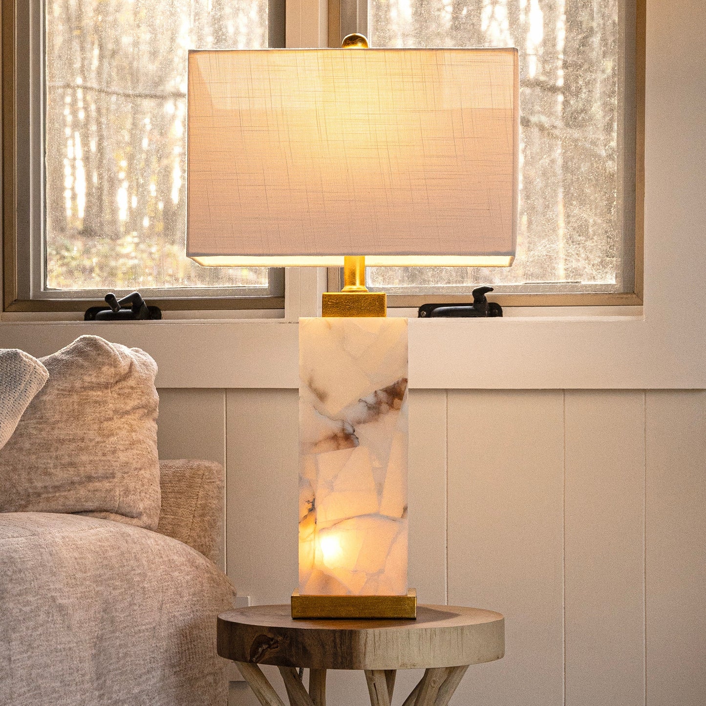 Lampe de table LED Eloise 27,5 en albâtre, blanc/feuille d'or par JONATHAN Y
