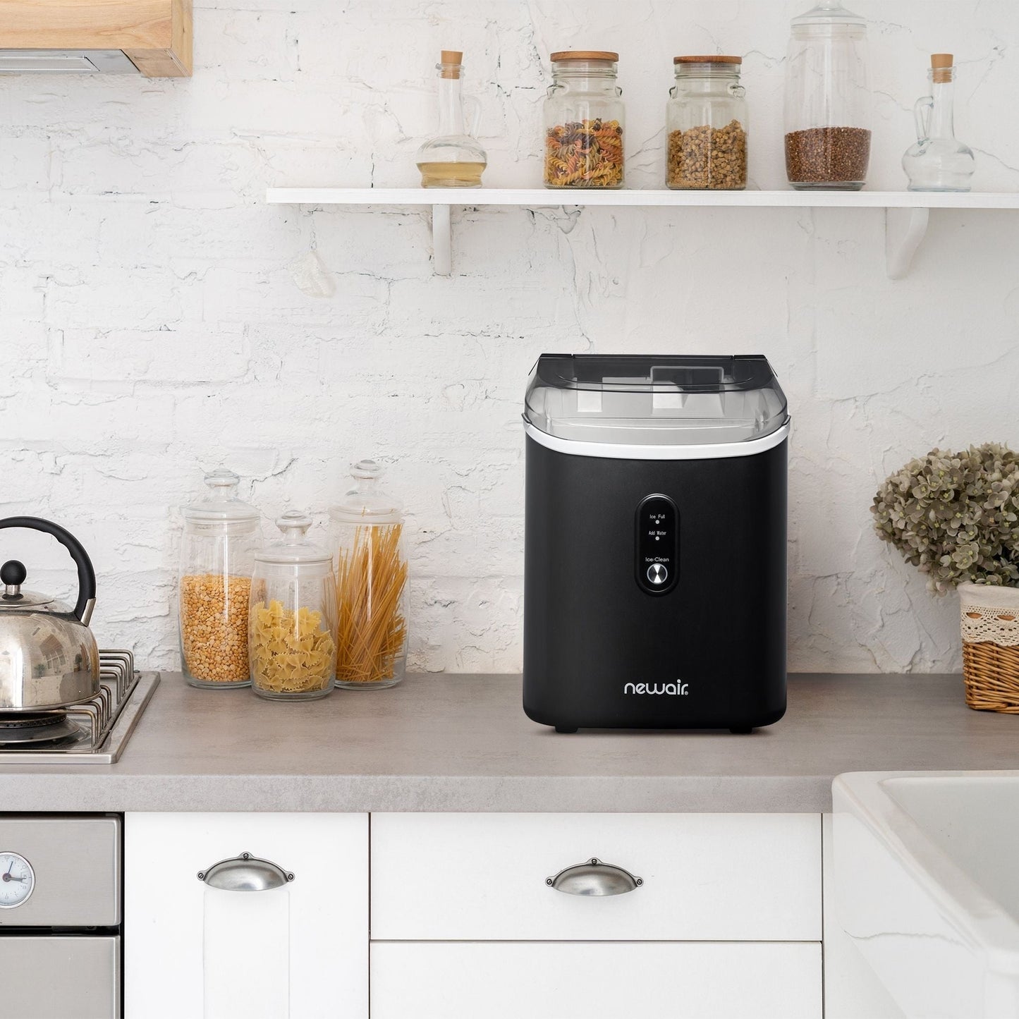 Machine à glaçons Newair de 11,8 kg (26 lb) pour comptoir, noir mat, avec fenêtre de visualisation de la glace, bouton autonettoyant et bec verseur facile à utiliser.